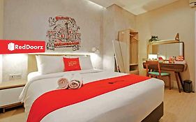 Reddoorz Plus @ Cideng Barat Guest House