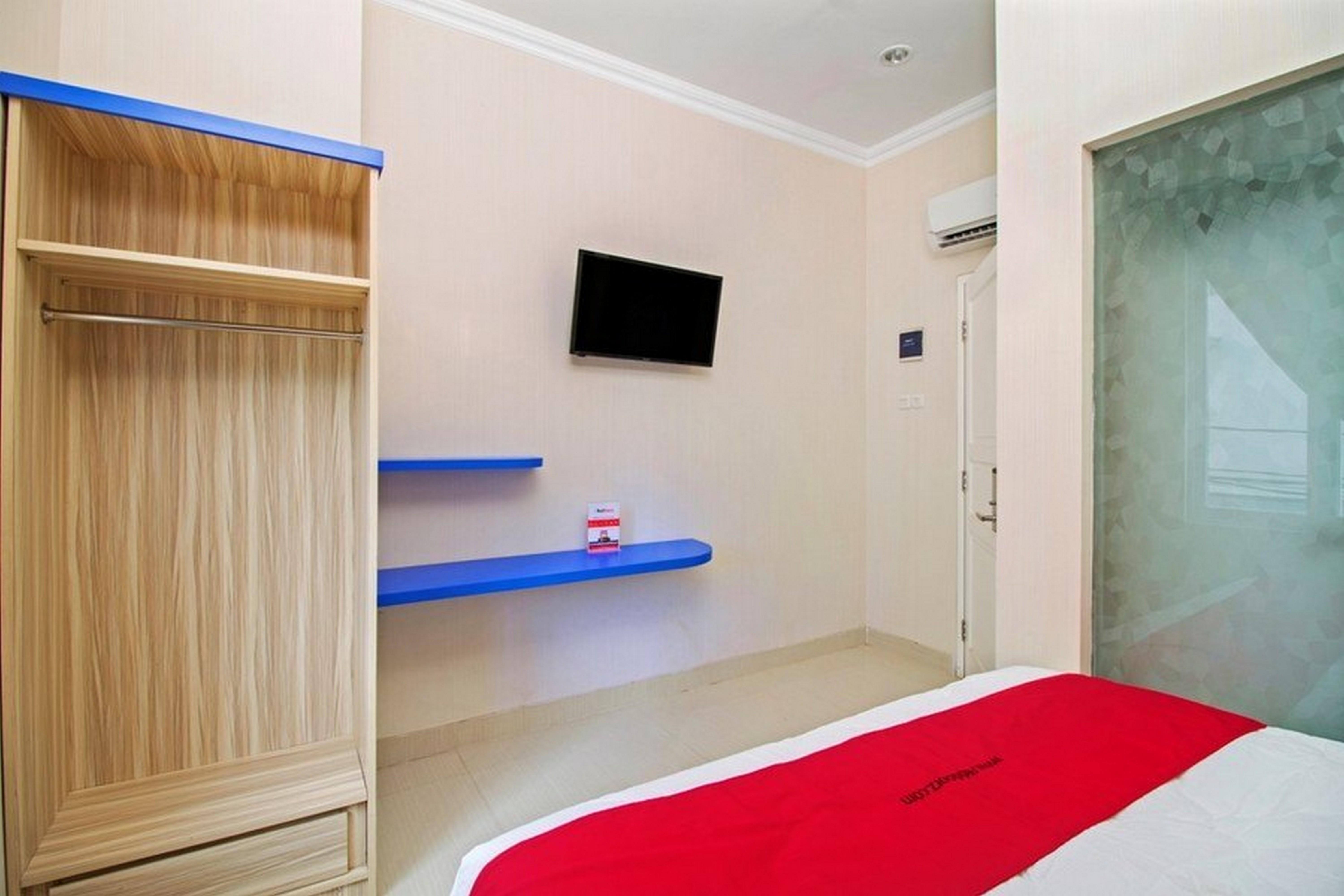 RedDoorz Plus @ Cideng Barat Hotel Jakarta Bagian luar foto