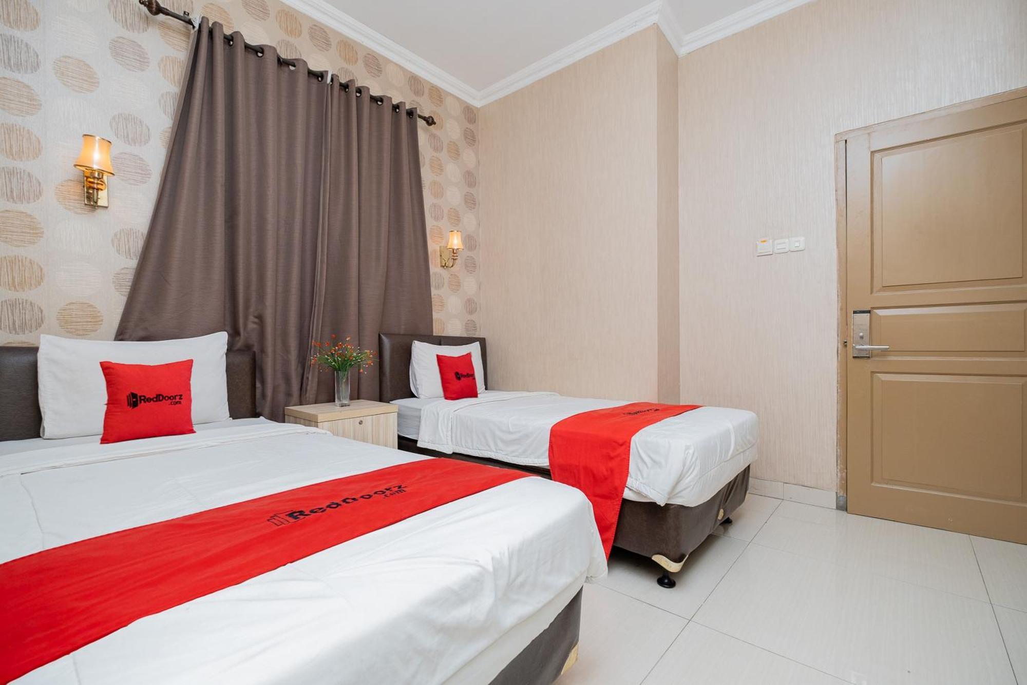 RedDoorz Plus @ Cideng Barat Hotel Jakarta Bagian luar foto