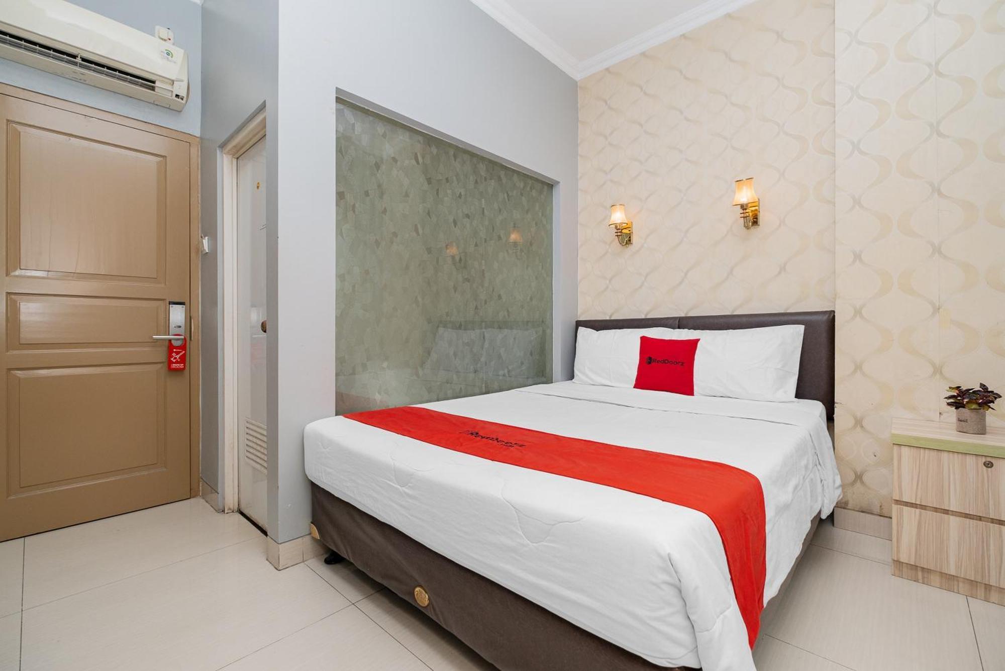 RedDoorz Plus @ Cideng Barat Hotel Jakarta Bagian luar foto