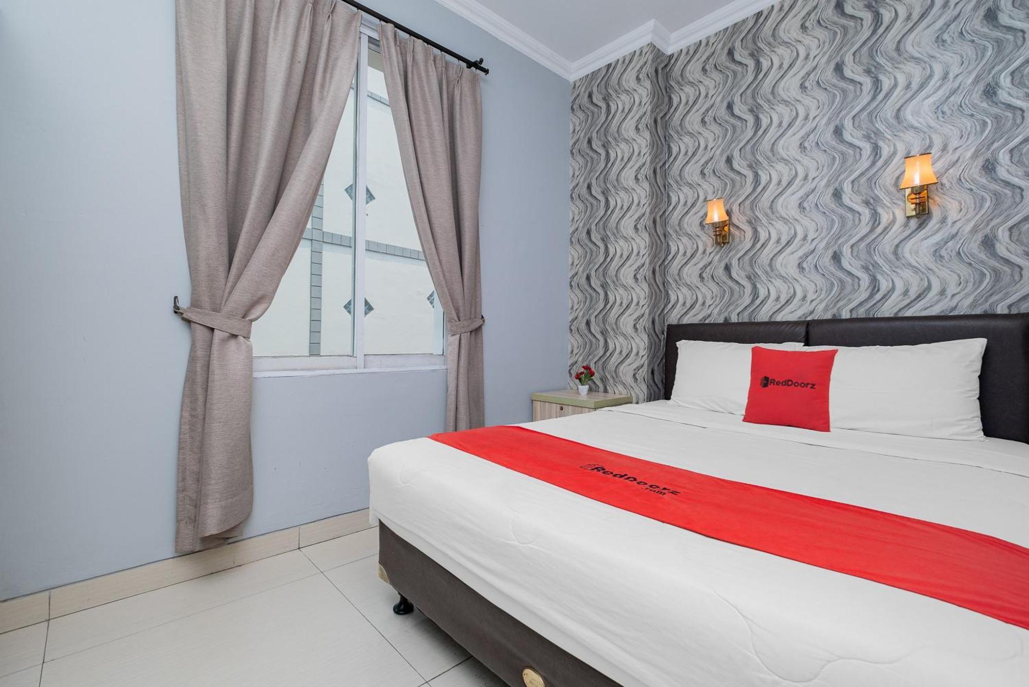 RedDoorz Plus @ Cideng Barat Hotel Jakarta Bagian luar foto