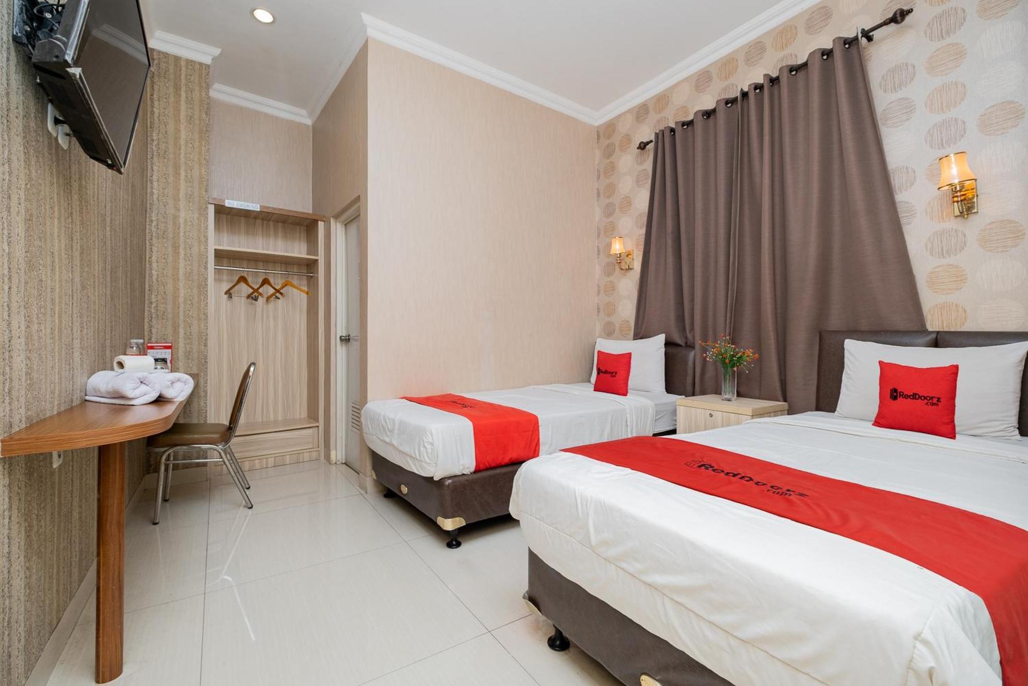 RedDoorz Plus @ Cideng Barat Hotel Jakarta Bagian luar foto