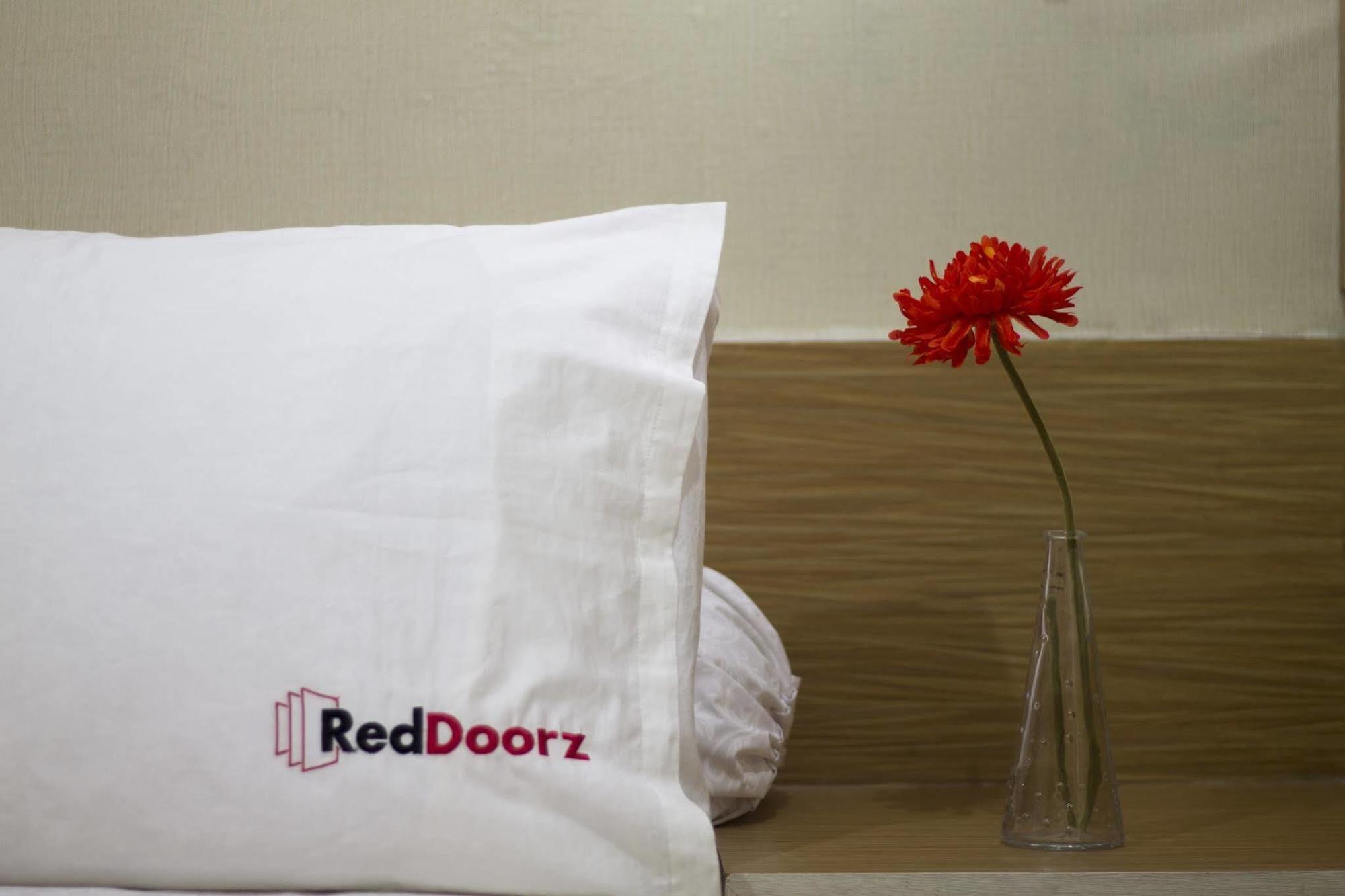 RedDoorz Plus @ Cideng Barat Hotel Jakarta Bagian luar foto