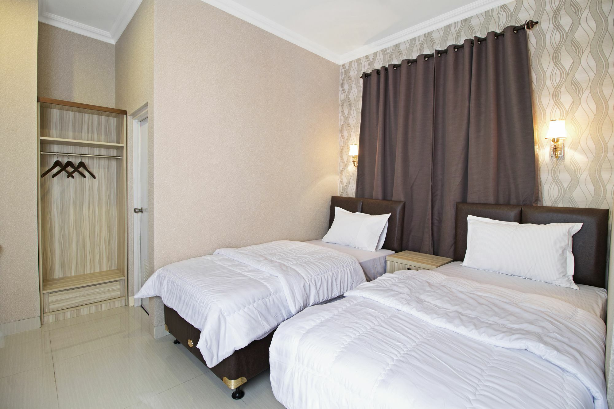 RedDoorz Plus @ Cideng Barat Hotel Jakarta Bagian luar foto